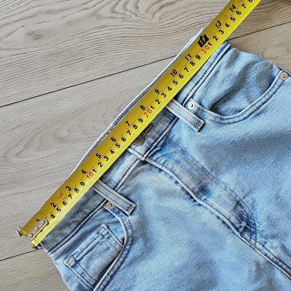 Levi's High Waisted Mom Jeans, Size 26 - Picture 4 of 16